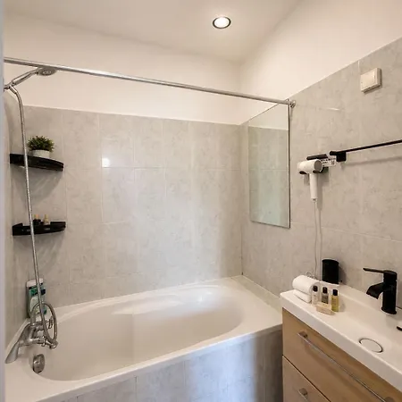 Charming 3 Bedrooms Seaside 2 Bedrooms Available Before 20 *