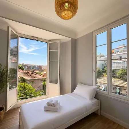 Charming 3 Bedrooms Seaside 2 Bedrooms Available Before 20 Appartamento